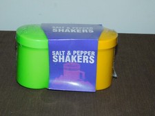 VINTAGE KITCHEN 2000 GREEN & YELLOW PLASTIC SALT & PEPPER SHAKERS NEW OLD STOCK picture