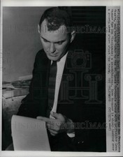 1959 Press Photo Daryl Spencer Traded To St. Louis Looks Over Wire Story picture
