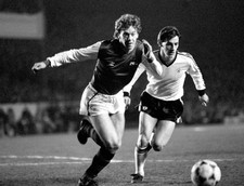 Arsenal's Tony Woodcock Manchester United's Steve Coppell chase ball Old Photo picture