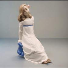 BEST SPAIN Nadal “Girl Seated on a Cushion” Figurine, Signed, PERFECT picture