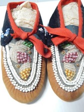 ANTIQUE c1860-80s IROQUOIS INDIAN BEADED CHILD MOCCASINS - MINT - NEVER WORN  picture