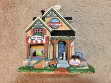 LEMAX PAWS AND CLAWS PET SHOP LIGHT UP HOUSE VILLAGE 25387 picture
