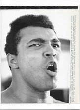 Muhammad Ali Joe Frazier Training 1971  Vintage Authentic UPI 8X10 Press Photo picture