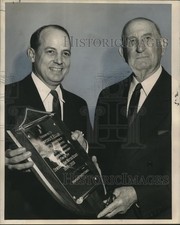 1959 Press Photo Mayor Chep Morrison presents a plaque to Crawford H. Ellis picture