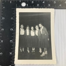 Young Women 1950s Snapshot Photograph Group Portrait Scalloped Edge picture