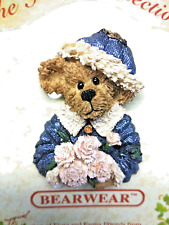 VINTAGE BOYD'S BEAR BEARWEAR FLORAL COLLECTION HOLDING ROSES LAPEL PIN BROOCH picture