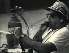 1988 Press Photo Glass blower Roger Mai at artist event in Glendale Wisconsin picture