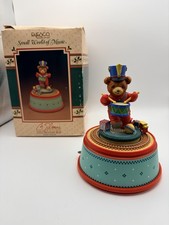 VINTAGE ENESCO SMALL WORLD OF MUSIC LITTLE DRUMMER BEAR ACTION/MUSICAL W/BOX picture