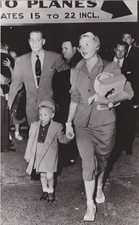 1951 Press Photo Actress Barbara Payton, Franchot Tone and Son John in Airport picture
