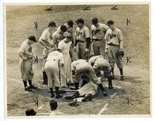 Brooklyn Dodgers Catcher Mickey Owen Unconscious Fastball 1941 Press Photo picture