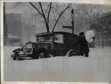 1939 Press Photo Leo Laundry Man of Chicago One of Few Brave Enough for Weather picture