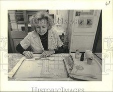1979 Press Photo Art preservationist Phyllis Hudson works on antique documents picture