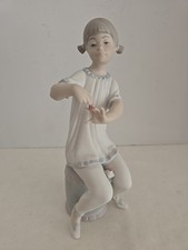 VINTAGE LLADRO YOUNG GIRL PAINTING HER NAILS WITH NAIL POLISH BISQUE 7.75