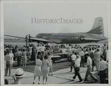 1947 Press Photo Crowds wave goodbye to the Independence plane in Washington, DC picture