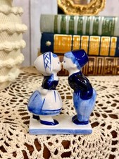 1984 Delft Blue Dutch Kissing Couple Figurine Hand Painted Holland 3.5