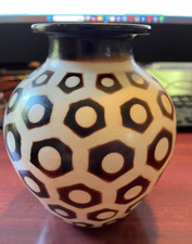 VINTAGE CHULUCANAS PERU SPOTTED GEOMETRIC DESIGN FOLK ART POTTERY VASE SIGNED picture