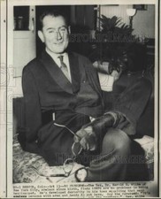 1968 Press Photo Reverend Doctor Harold Wilke performs tasks with his feet picture