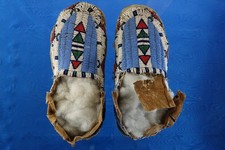 1890s NATIVE AMERICAN PLAINS INDIANS HANDCRAFT FULL GLASS BEADED SIOUX MOCCASINS picture