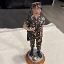 VANMARK American Heroes Female “Moving Out” #AH81698 Figurine US Army 1/1430 picture