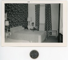 Old 1960's photo / Dad Rents MOTEL ROOM to Read NEWSPAPER Amid PSYCHO Wallpaper picture