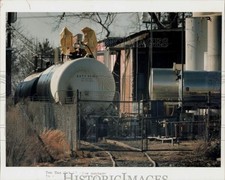 Press Photo Haz mat workers on chemical acid spill at Worth Chemical Corp picture