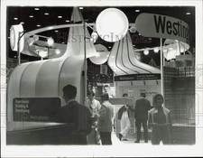1973 Press Photo Visitors check the Westinghouse booth at apartment exposition picture