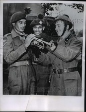 1956 Press Photo Indian Paratroopers Get Trumpet Instructions From An Italian picture