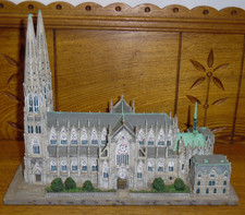 Danbury Mint - St. Patrick's Cathedral - Historic Roman Churches picture