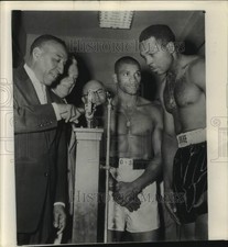 1954 Press Photo Archie Moore Weighs In 2 lbs Light No Fight With Harold Johnson picture