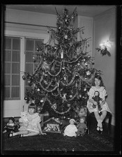 Photo:Elinor Gloria Emmett Gudger Daughters 1930s Christmas Tree Dolls picture