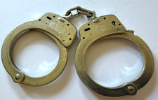VINTAGE SMITH & WESSON M-100 HANDCUFFS NICKEL CHAIN MADE IN USA HOULTON ME picture
