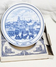 1985 Limited Edition Weihnachtsmarkt Hutschenreuther Germany Plate w/ Hanger-8