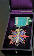 Rare WW2 WWII Japanese Medal Golden Kite 5th Class w/Case & Lapel Pin picture