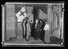 Photo:Pau France American Red Cross Canteen French Soldiers 1918 WWI picture