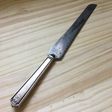 Vintage WM Rogers Dessert/Cake Knife Serrated Steel Blade Silver Handle 13.5