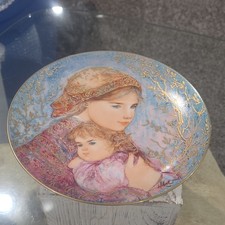 Knowles Edna Hibel Mother's Day 1986 Plate Emily & Jennifer Gold Trim picture