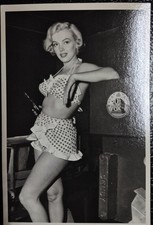 MARILYN MONROE~ Love Nest Postcard #F50~ 1951 photo/1982 print picture