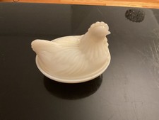 Vtg white milk glass hen - on - nest covered figurine dish. picture