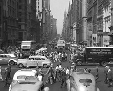 1946 New York City FIFTH AVENUE Busy Street Scene Photo (228-Z) picture