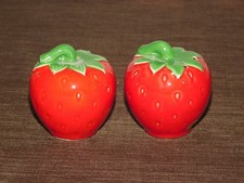VINTAGE SALT & PEPPER SHAKERS 2 3/4
