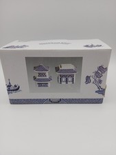 Blue Willow Johnson Bros Rare Stackable Pagoda Salt Pepper Shaker Mint Brand New picture