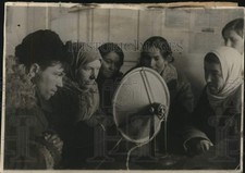 1931 Press Photo Dniepropetrovsk District - Peasants listening to radio. picture