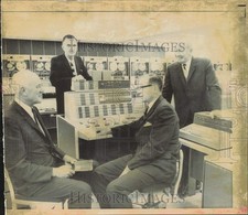 1986 Press Photo Group at M.I.T. Computation Center - lrb21249 picture