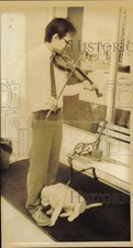 1988 Press Photo Eric Tetpon playing violin for his dog, Anchorage, Alaska picture