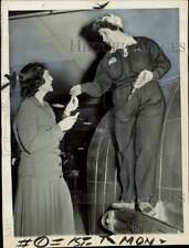 1943 Press Photo Aircraft plant worker Ethelmae Woodbury gives keys to Counselor picture