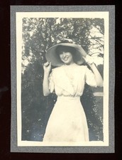 Antique Photo PRETTY EDWARDIAN WOMAN IN OVERSIZED HAT EDWARDIAN FASHION 02 picture