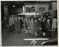 1946 Press Photo St. Paul residents line up to vote at 665 Selby Avenue picture