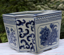 VTG CHINESE CHINOSERIE BLUE & WHITE HEXAGON PORCELAIN FOOTED CACHEPOT PLANTER 8