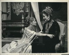 1967 Press Photo Julie Harris and Lynn Fontaine In a Scene From