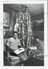 1989 Press Photo Lee Porter and son, Dennis Wiley, sit next to Christmas tree. picture